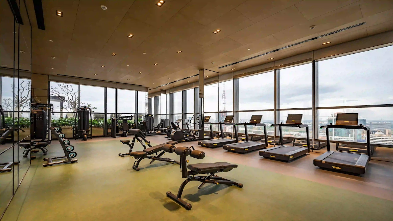 Phòng gym hiện đại trên cao tại The Marq với tầm nhìn thành phố và thiết bị thể hình đầy đủ