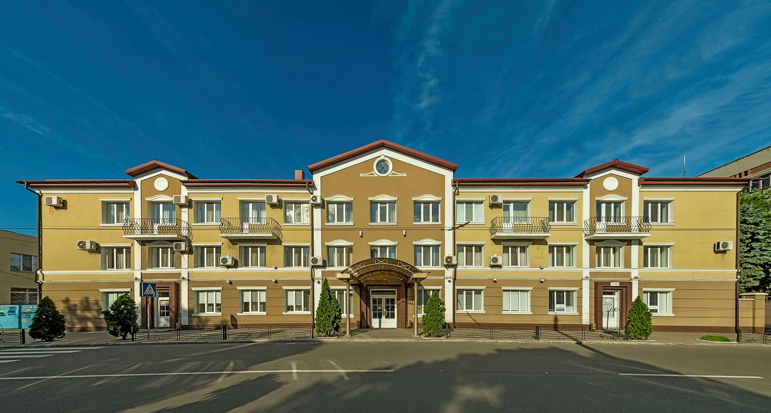 A large hotel building