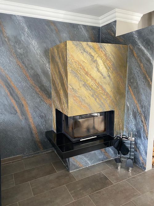 Künstlerische Wandgestaltung mit Effektbeschichtung rund um Kamin – exklusive Kreativtechnik vom Malerbetrieb Brückner in Mainz