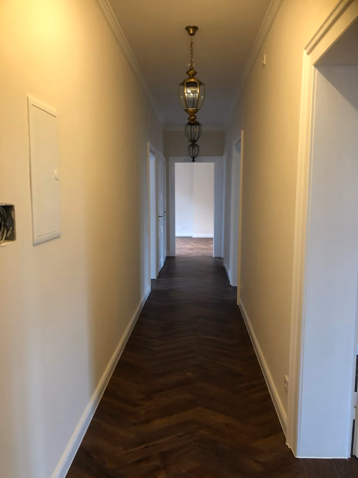 Hochwertig renovierter Flur in einem Altbau in Mainz – Innenausbau und Malerarbeiten vom Malerbetrieb Brückner