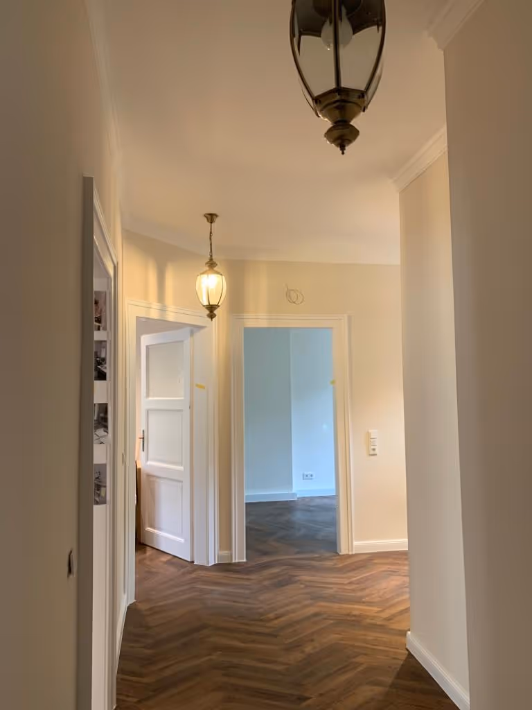 Renovierter Innenbereich mit hochwertigem Boden und weißen Wandflächen in einem Altbau in Mainz – Malerbetrieb Brückner