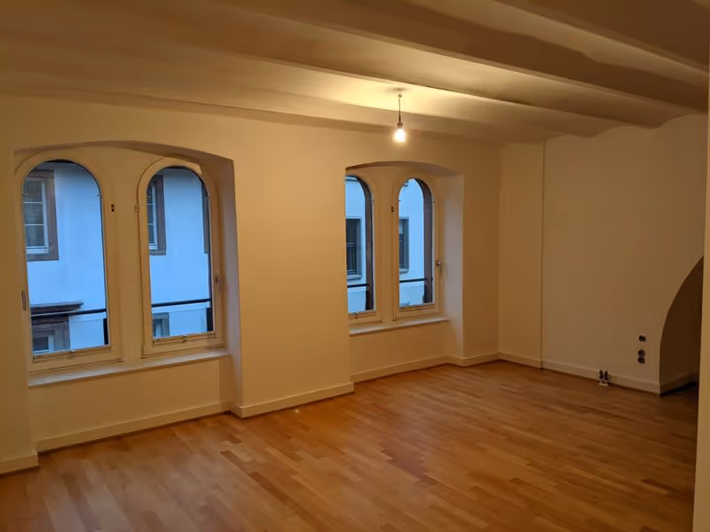 Saniertes Altbauzimmer mit weißen Wänden und Holzboden – Innenrenovierung durch den Malerbetrieb Brückner in Mainz