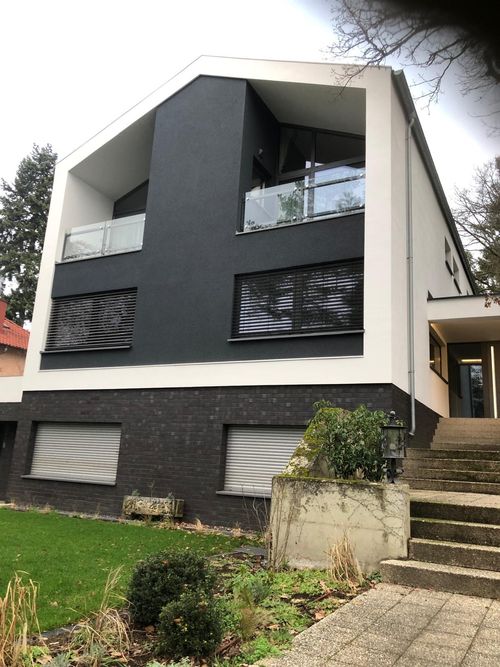 Moderne Fassadengestaltung mit Dämmung an einer Stadtvilla in Mainz – ausgeführt vom Malerbetrieb Brückner