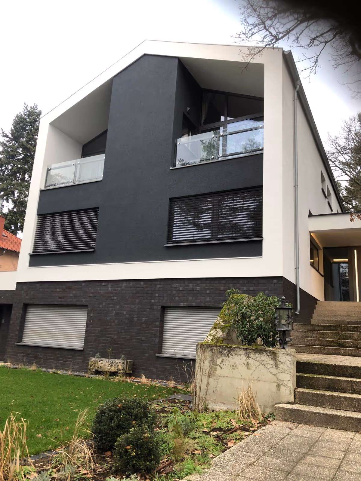 Moderne Fassadengestaltung mit Dämmung an einer Stadtvilla in Mainz – ausgeführt vom Malerbetrieb Brückner