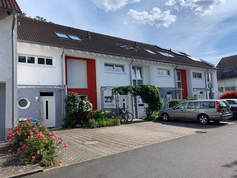 Moderne Fassadengestaltung eines Reihenhauses mit farbigen Akzenten in Mainz – umgesetzt vom Malerbetrieb Brückner