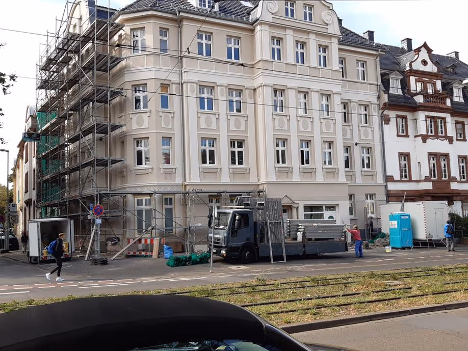 Baustelle zur Altbausanierung in Mainz – Malerbetrieb Brückner bei der Fassadenrenovierung mit Gerüst und Team