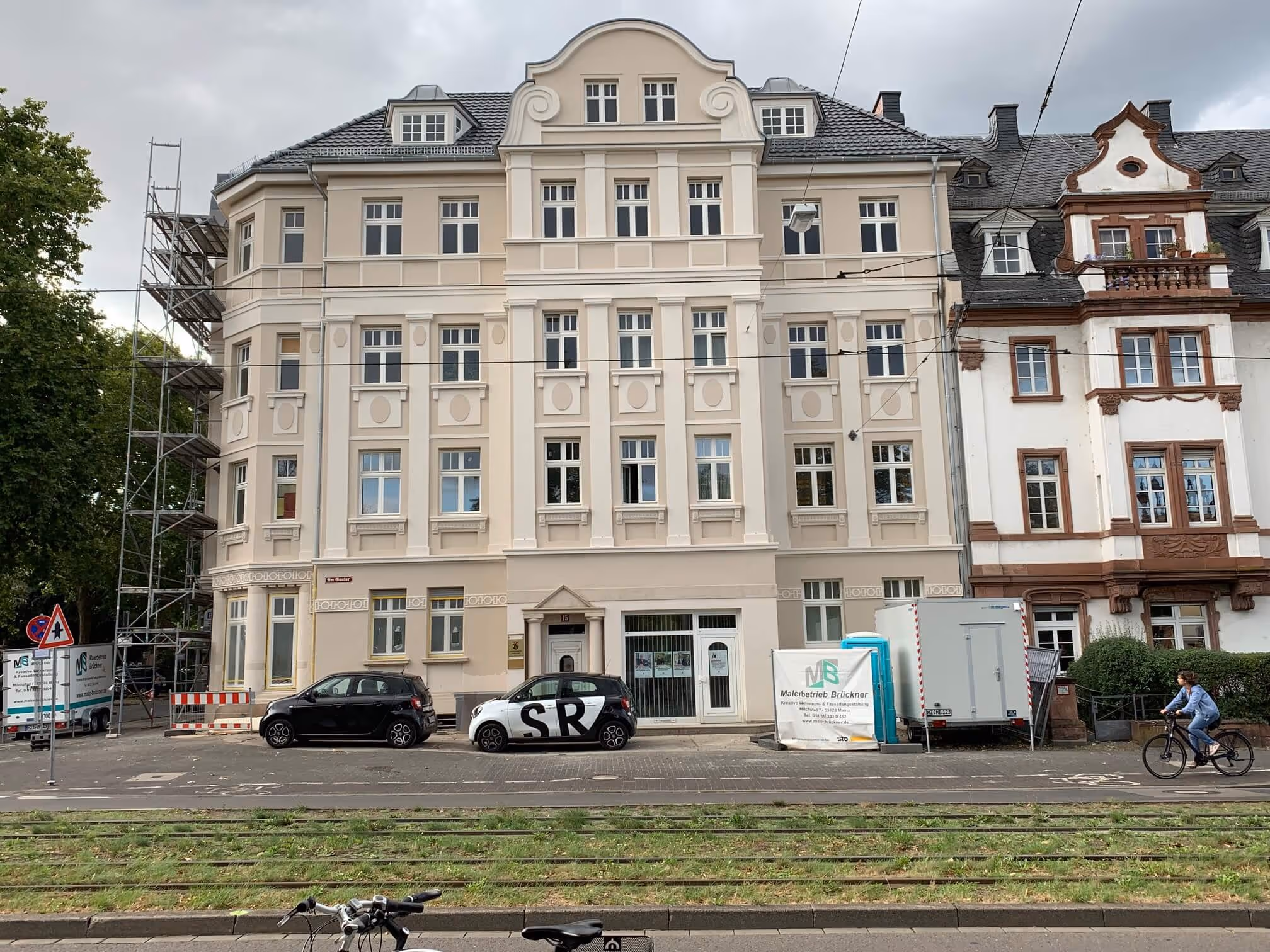 Fassadensanierung eines Altbaus in Mainz durch den Malerbetrieb Brückner – hochwertig restauriert im historischen Stil