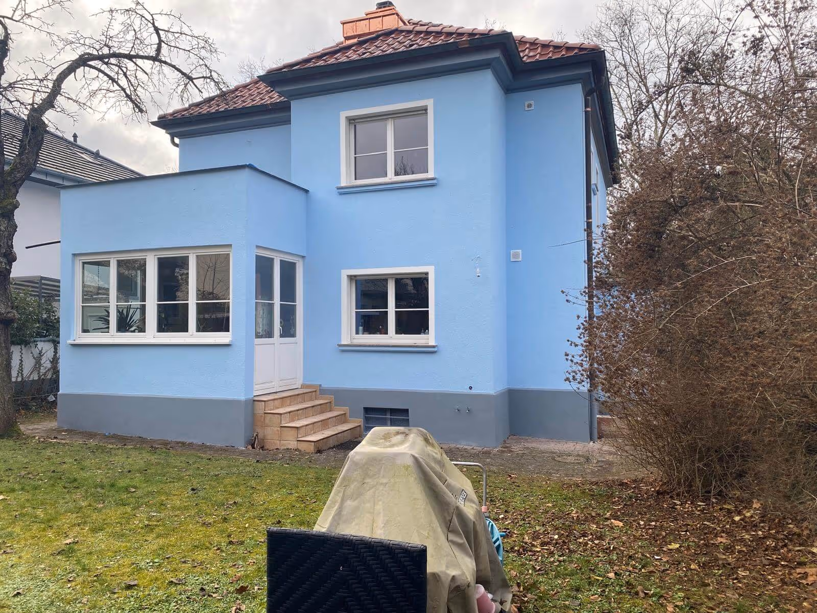 Frischer Fassadenanstrich eines Einfamilienhauses in Mainz in hellblau – ausgeführt vom Malerbetrieb Brückner