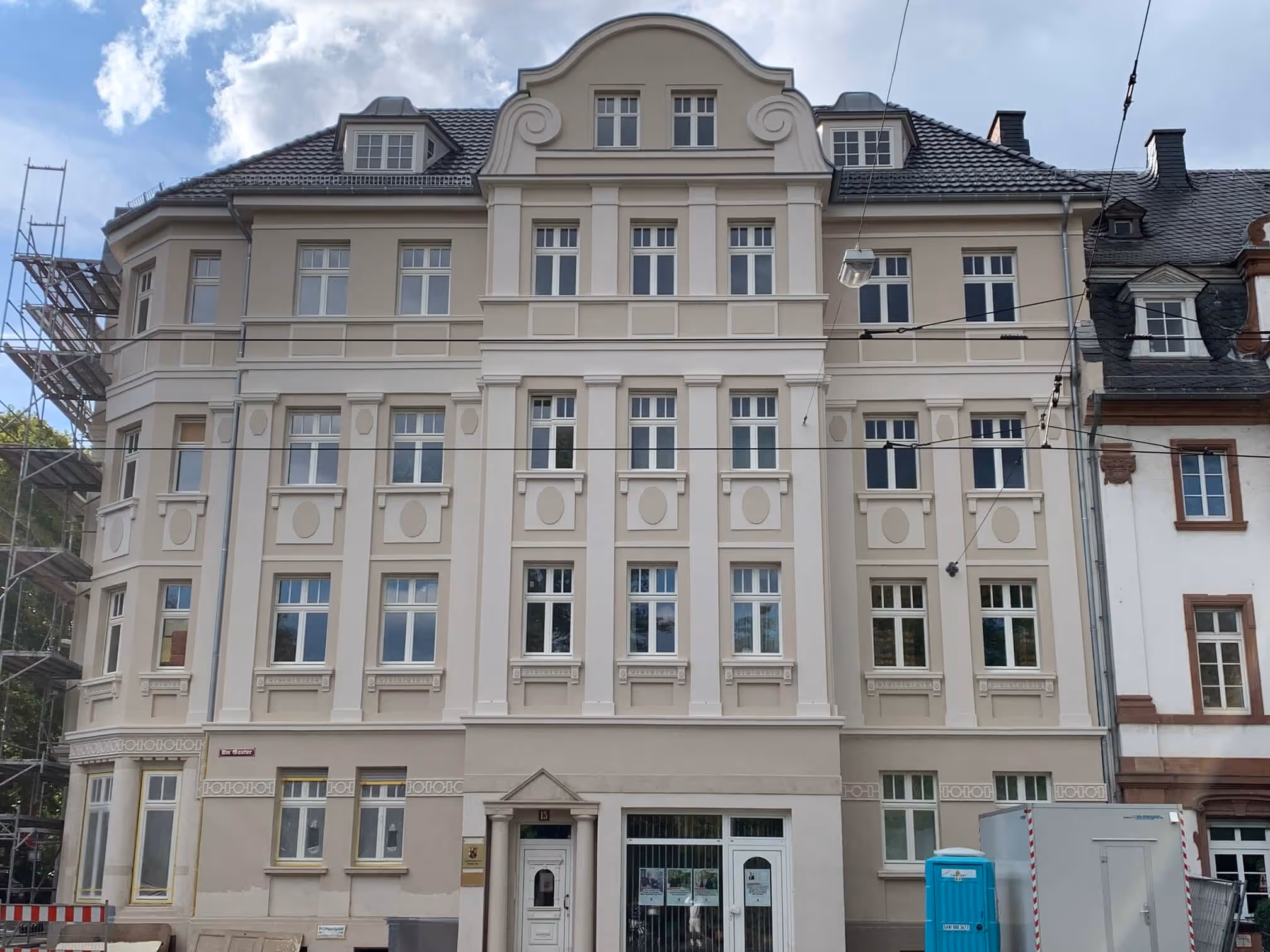 Detailansicht einer aufwendig sanierten Altbaufassade in Mainz – ausgeführt vom Malerbetrieb Brückner