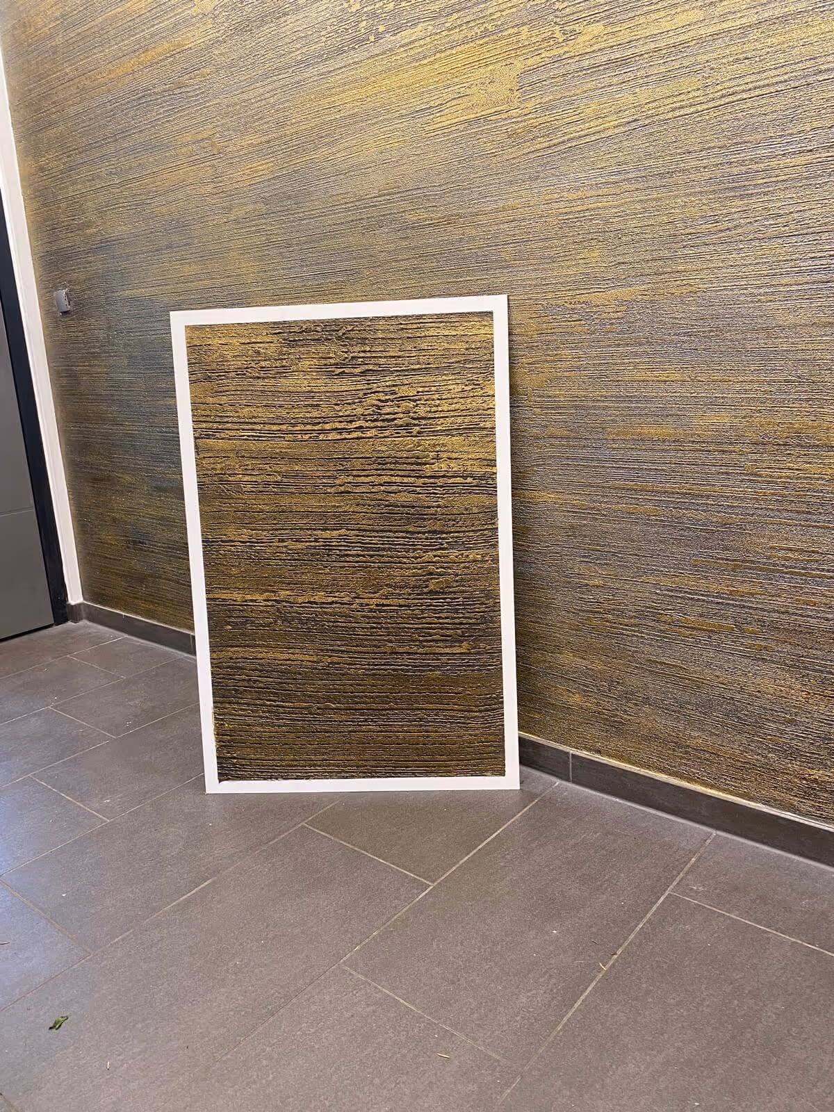 Exklusive Wandgestaltung mit goldener Effekttechnik in einem Wohnraum in Mainz