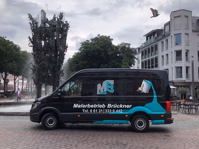 Firmenfahrzeug des Malerbetriebs Brückner vor dem Fastnachtsbrunnen in der Mainzer Innenstadt