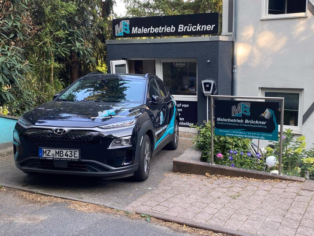 Firmensitz des Malerbetriebs Brückner in Mainz mit beschriftetem Firmenfahrzeug