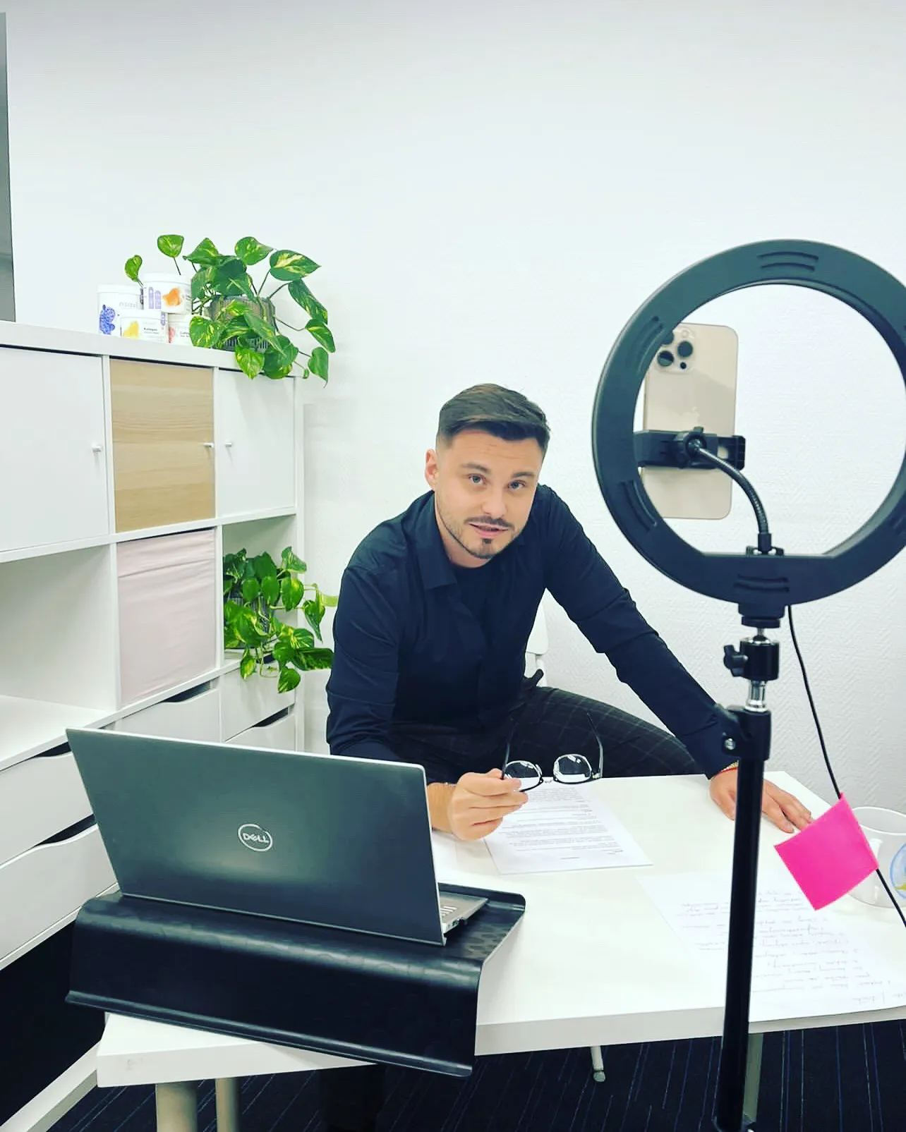 Maciej Jaskólski podczas przygotowywania materiałów edukacyjnych