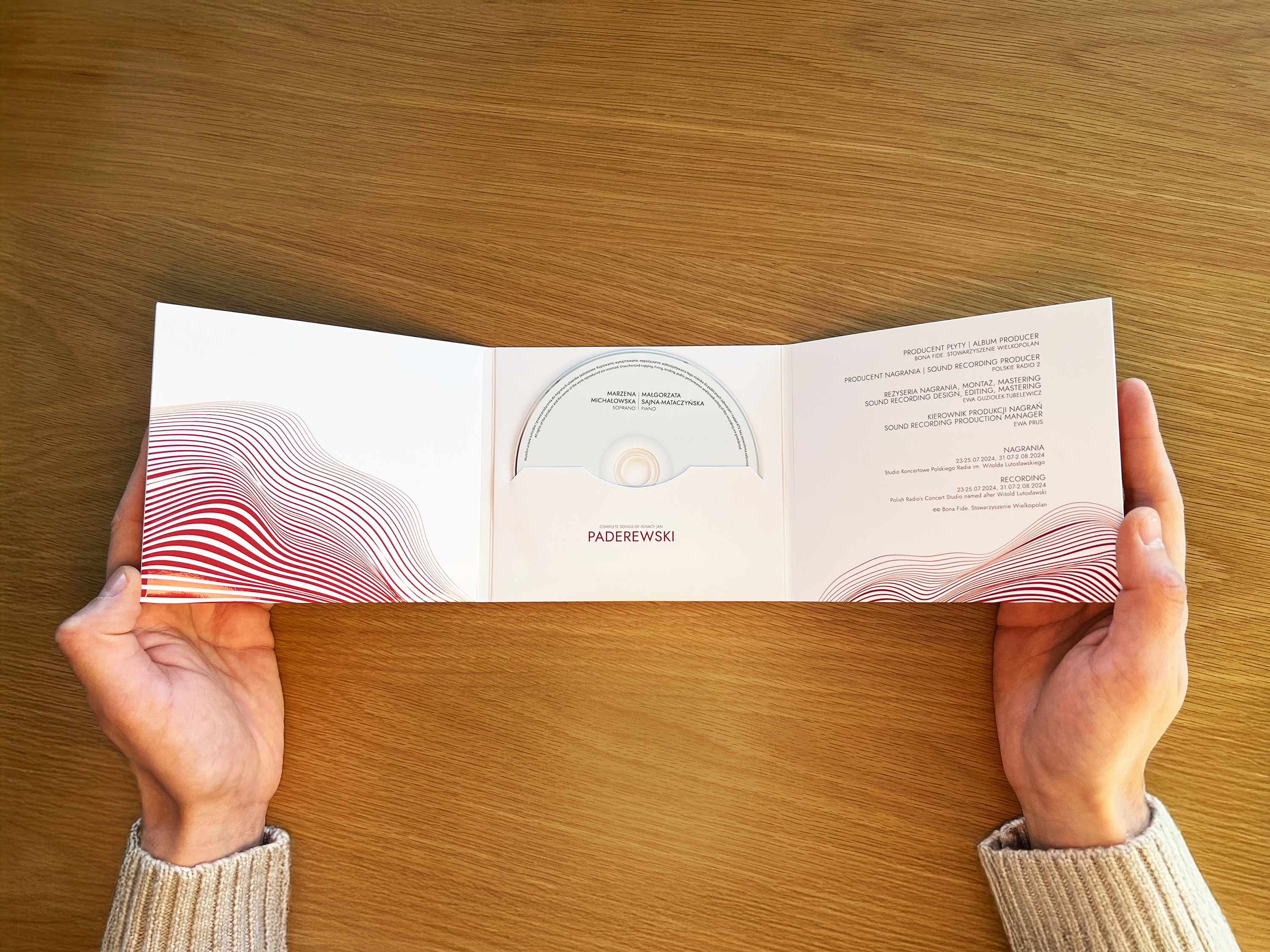 Widok na otwarty album CD