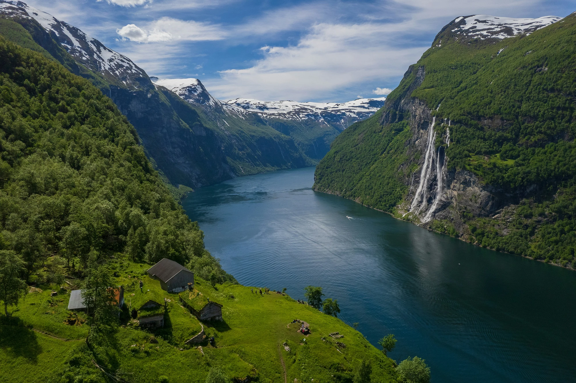 Naturskjønt fjordlandskap i Norge. Symboliserer forståelse av det norske markedet og viktigheten av lokal tilpasning i markedsføringsstrategi.