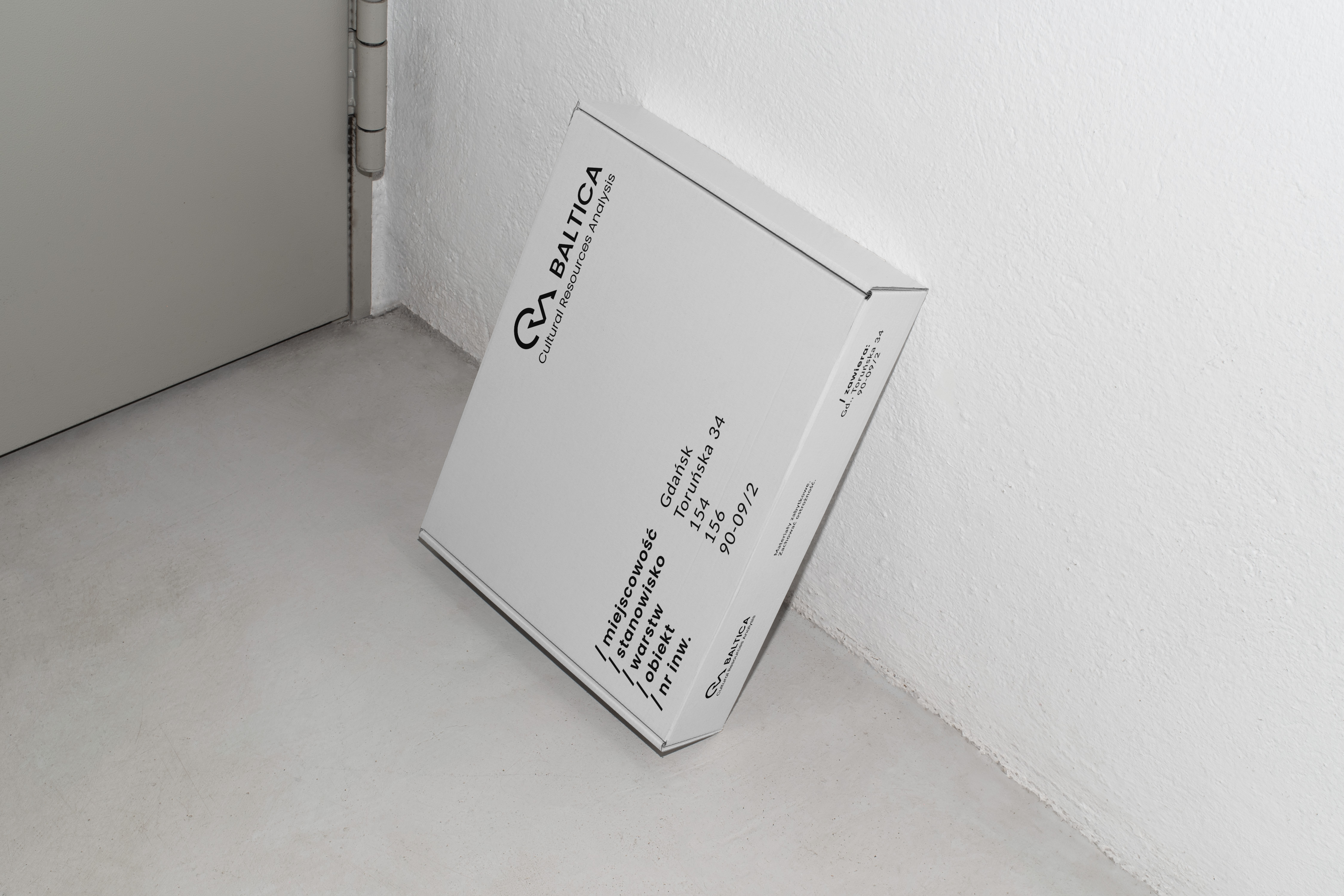 Hvit merkevareboks med trykt tekst og Østersjø-tema. Emballasjedesign i enkel, minimalistisk stil.