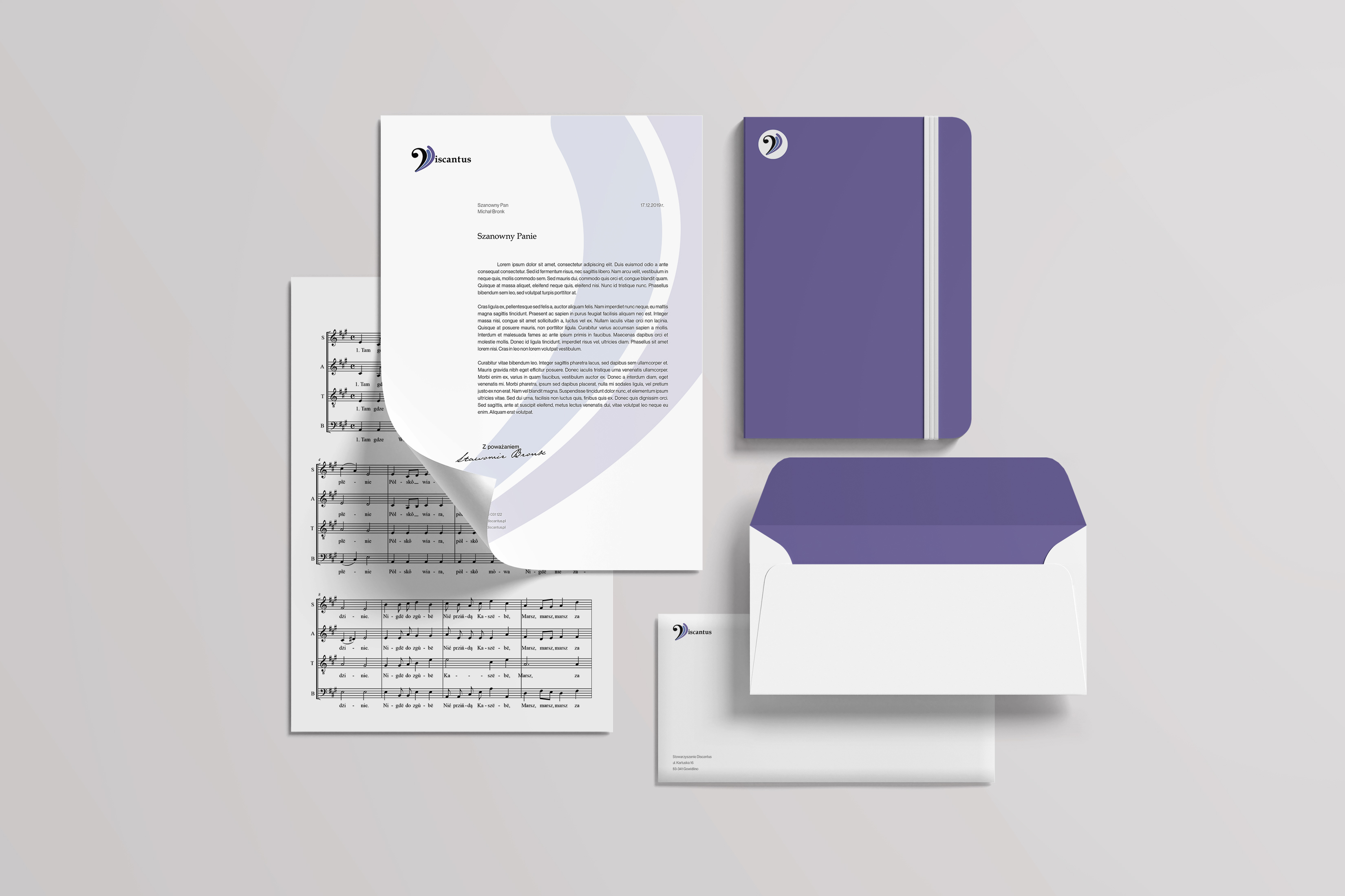 Komplett sett med kontorrekvisita (brevark, konvolutter) som en del av visuell identitet. Viser merkevarekonsistens og er en del av designpakken som påvirker prisen.