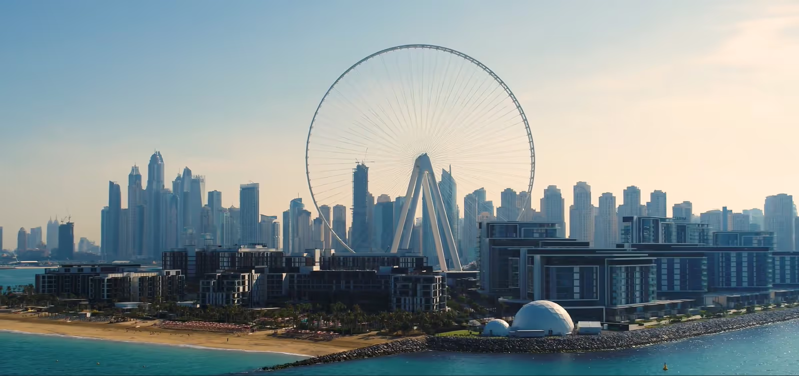 Skyline von Dubai mit dem Ain Dubai Riesenrad als Symbol für exklusive Marktzugänge in Dubai, VAE