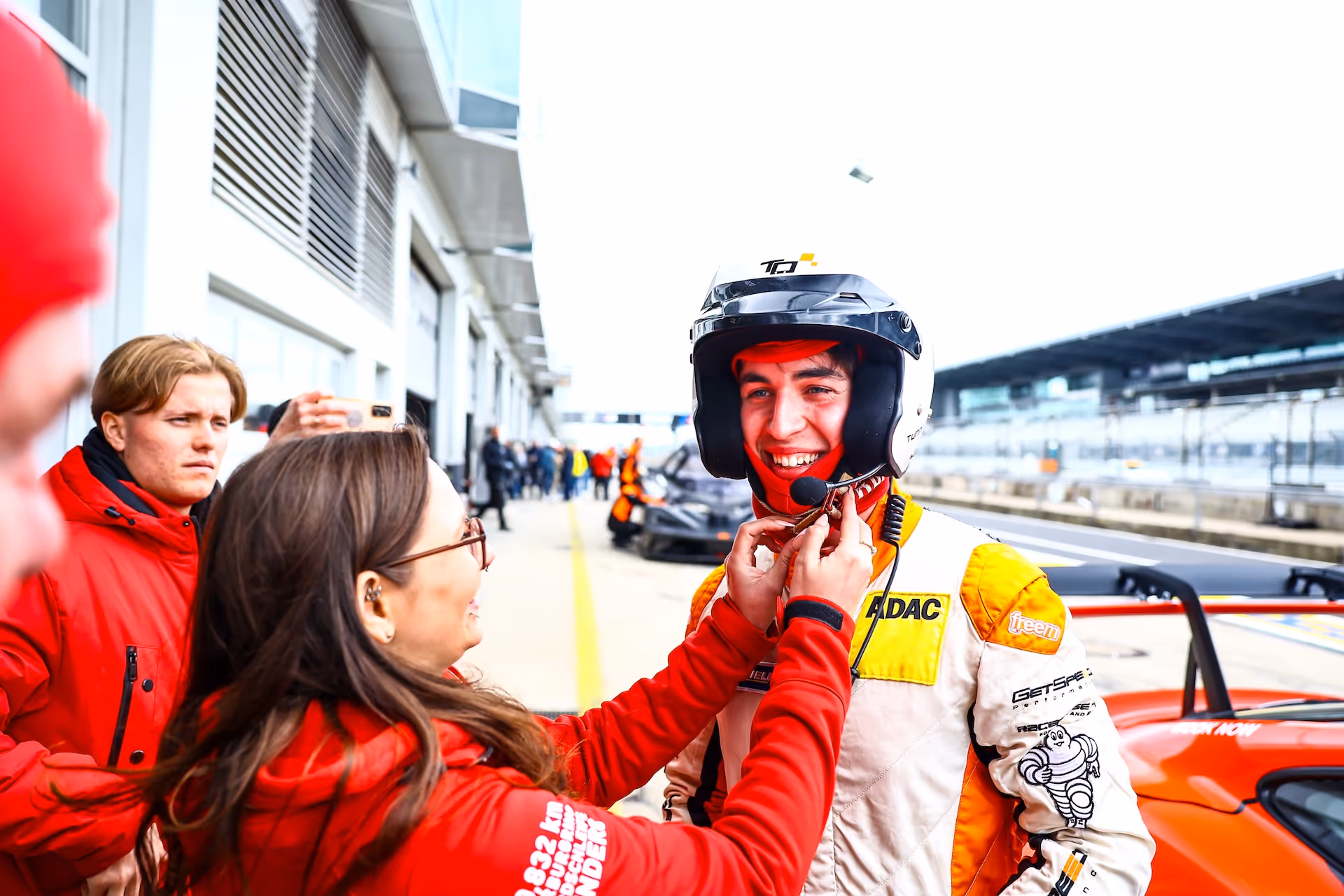 GetSpeed Racetaxi Nürburgring Mitarbeiter hilft Gast