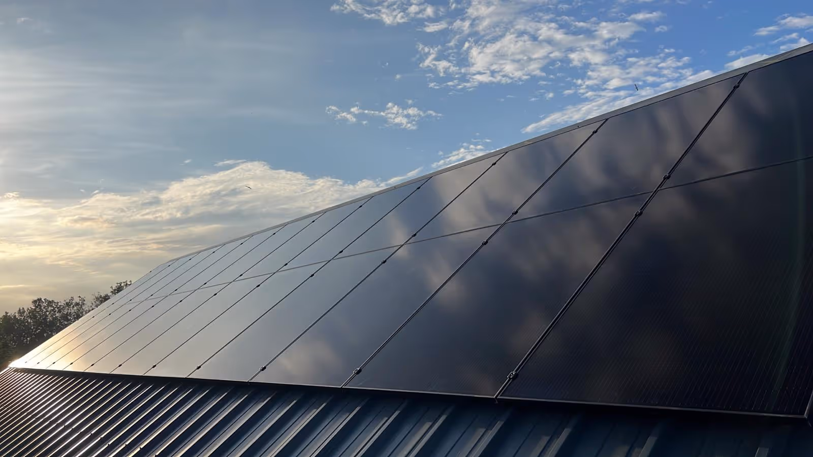 Stalendak met zonnepanelen