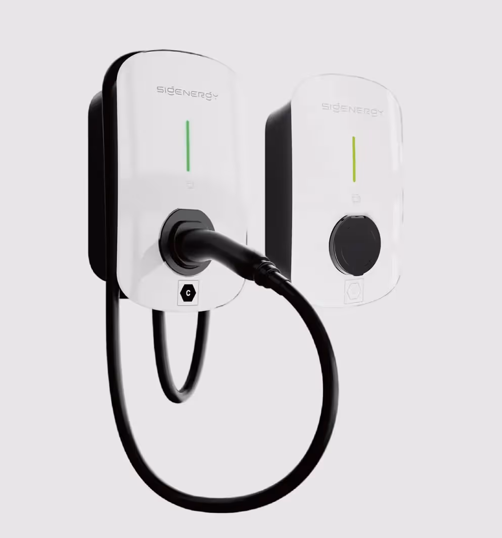 Vergelijking van een vaste laadkabel en een losse socket bij een laadpaal