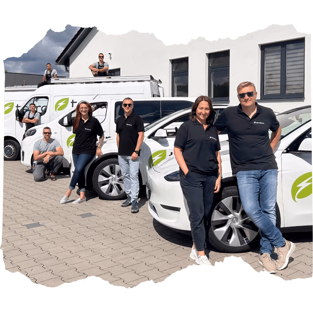 Team der terraluma GmbH in Firmenkleidung vor weißen Firmenfahrzeugen mit terraluma Logo
