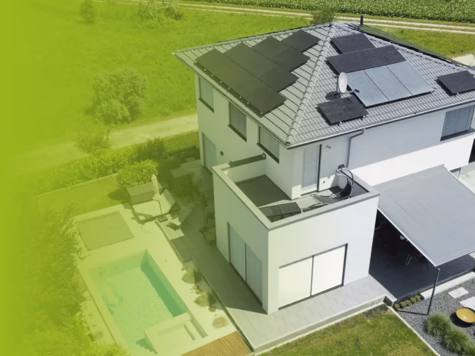 Modernes weißes Haus mit Solaranlage und Pool im Garten