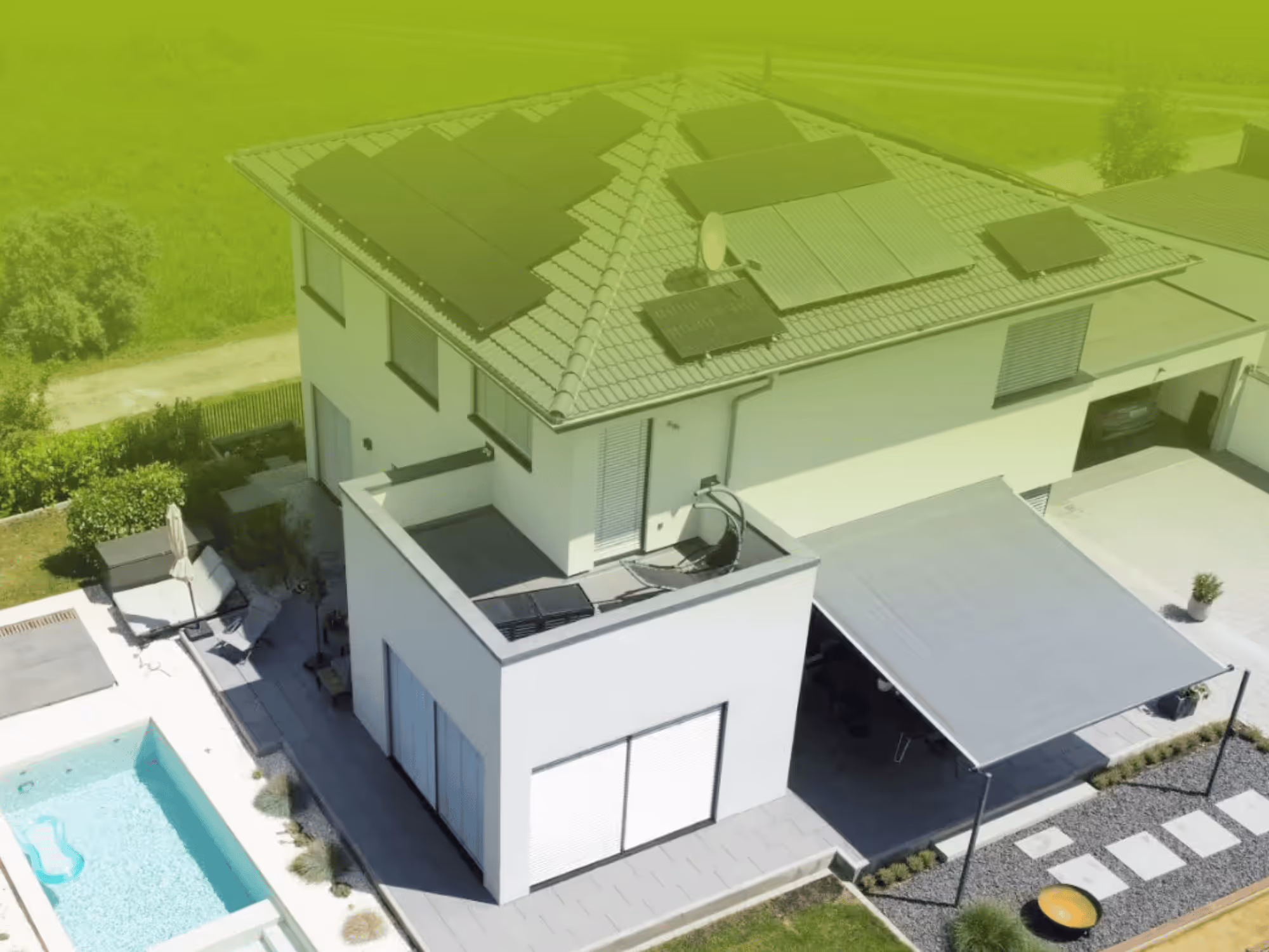 Modernes weißes Haus mit Solaranlage und Pool im Garten
