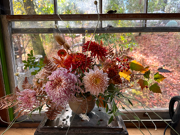 Floral centerpiece with pink and red flowers 
