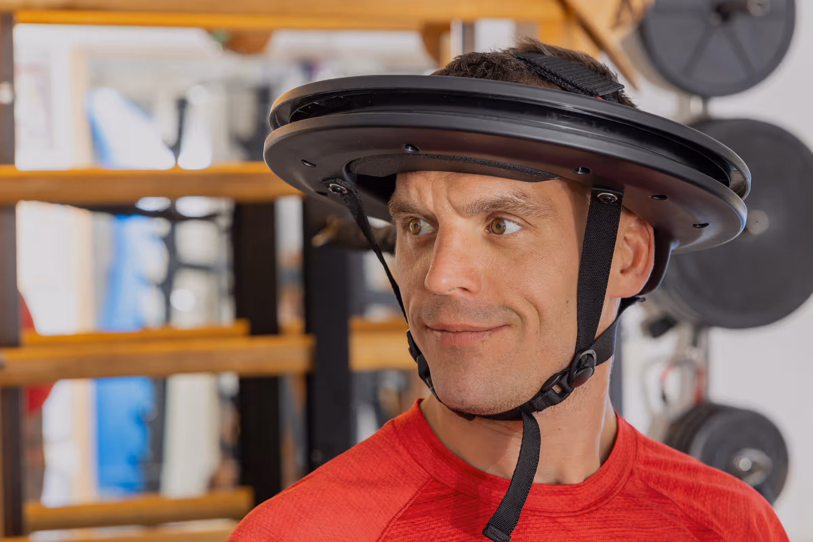 Julian trainiert seine Nackenmuskulatur mit dem Iron-Nak.