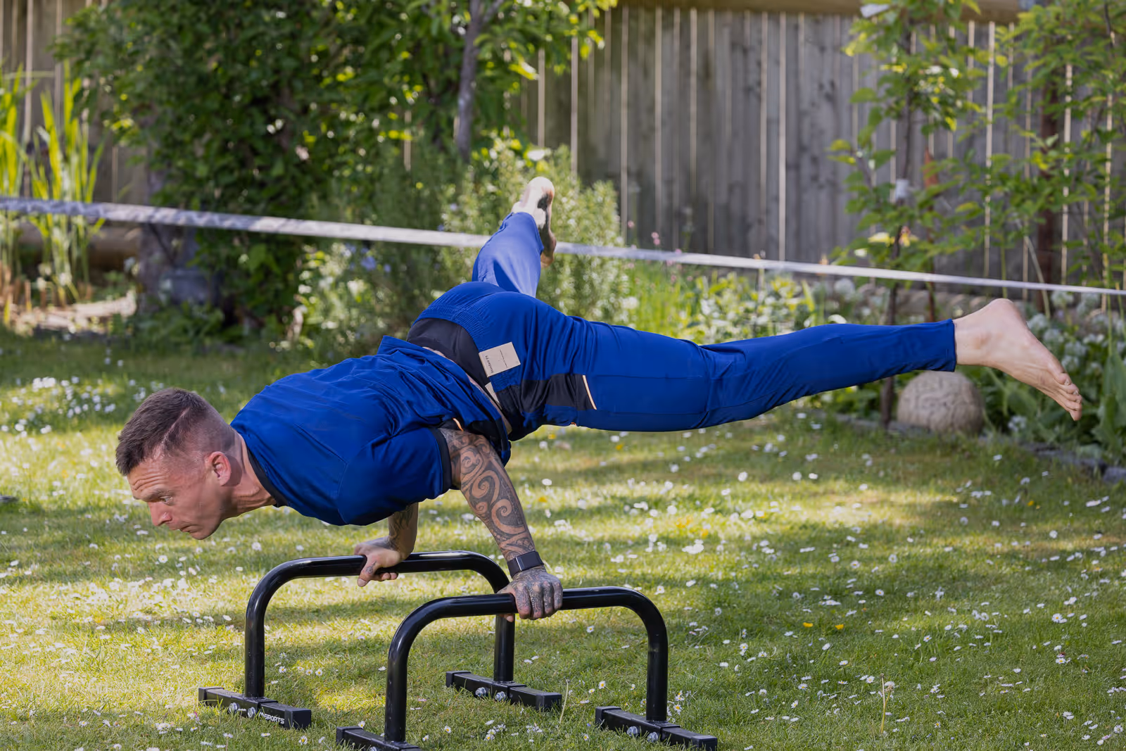 Julian führt sein training im Freien aus.