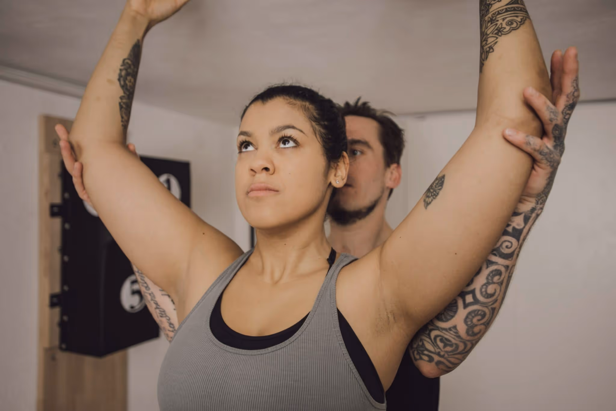 Julian hilft bei der richtigen Ausführung der Yoga-Übung.