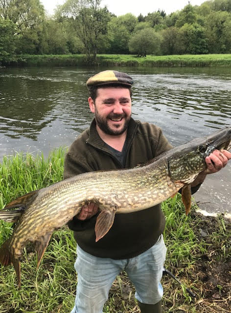 Photo de Yann avec un gros brochet