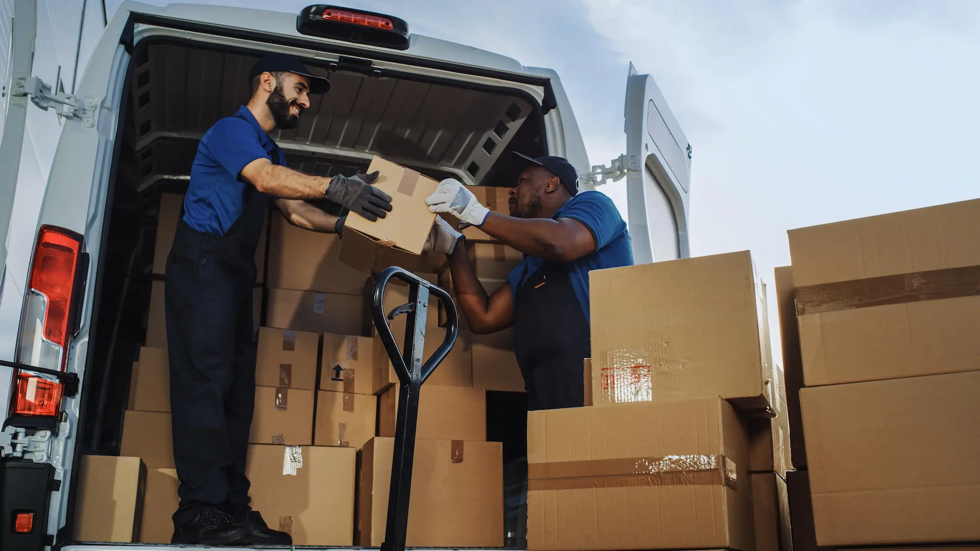 Bezpieczne pakowanie przesyłek do samochodu