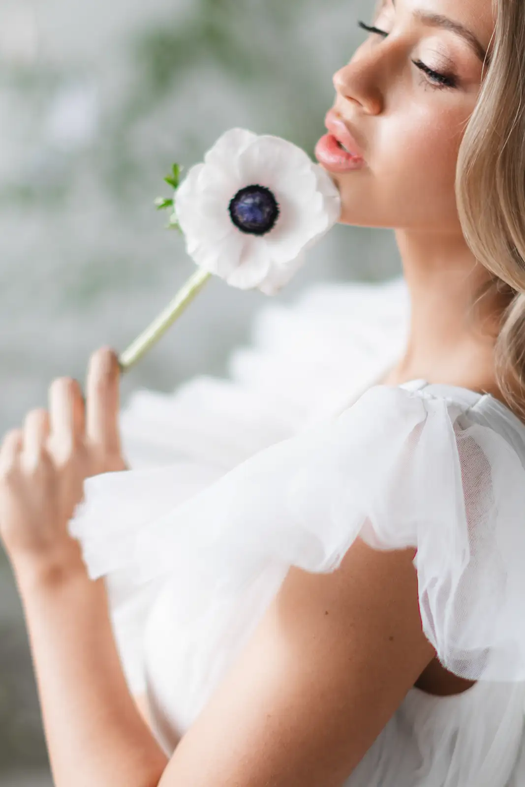 bride-close-up-with-flower