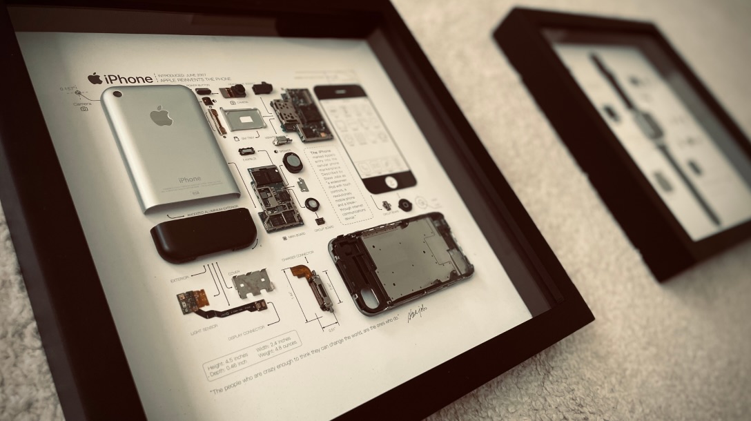 iPhone und Apple Watch in Einzelteilen in Bilderrahmen