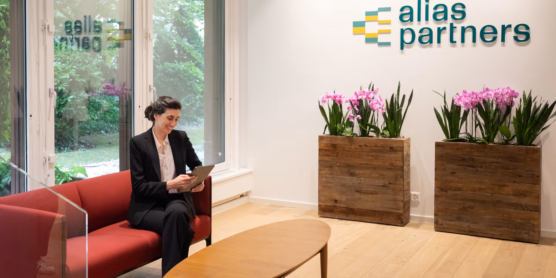 Une femme consulte un document dans la salle d'attente