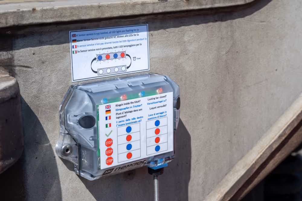 Eine Sendeeinheit eines Kingpin Sensors an einem Bahnwaggon.