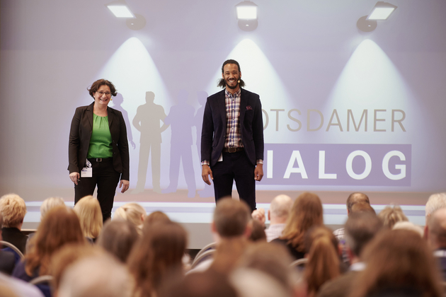 Eine Frau und ein Mann auf der Bühne