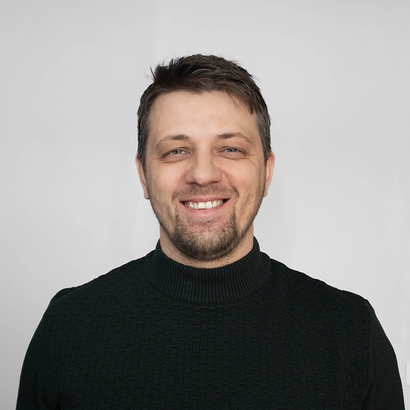 Portrait photo of a Galeyo team member in front of a neutral background