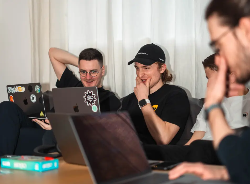 photo equipe de digidop qui travaille sur des macbook