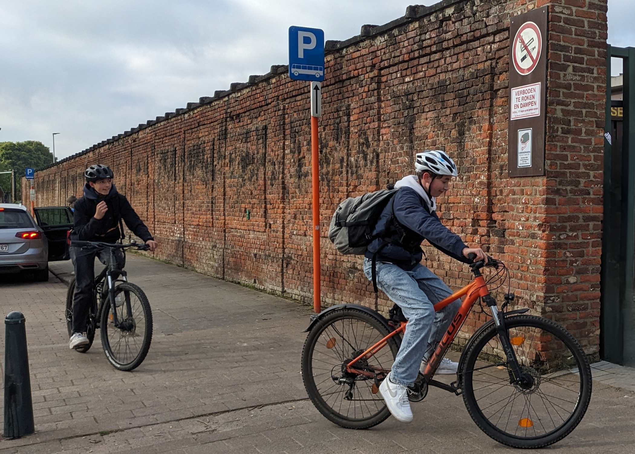 leerling komt per fiets aan op school