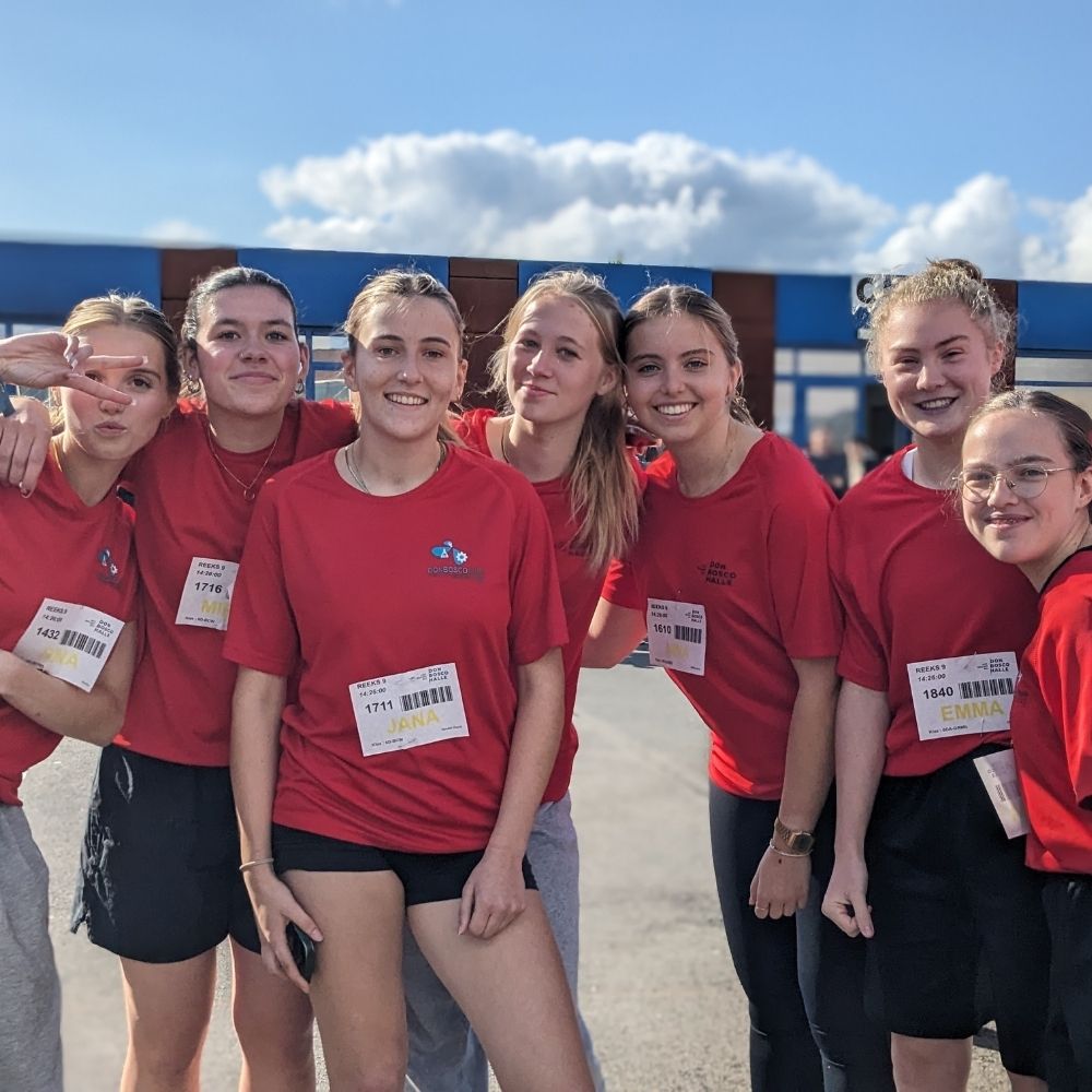 groepsfoto van enkele meisjes in hun sportoutfit