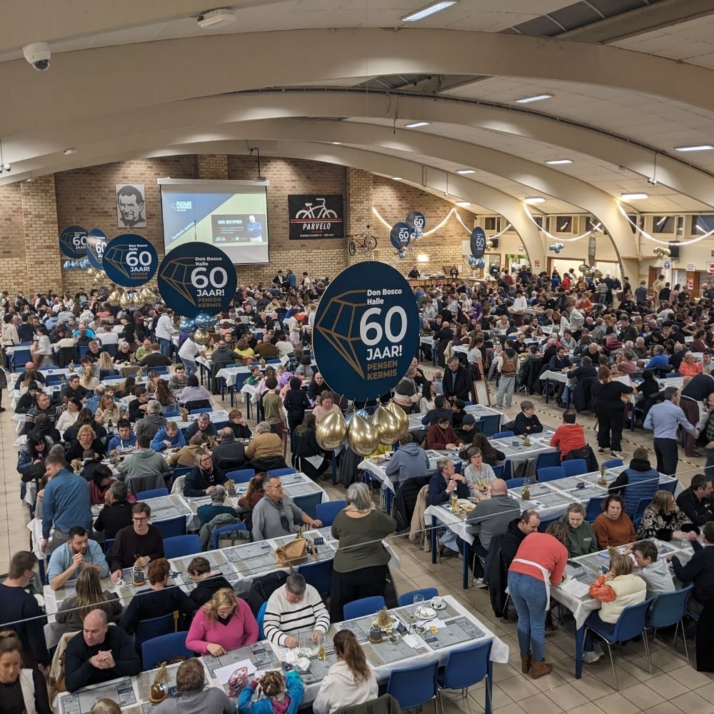 een volle zaal met eters op de pensenkermis
