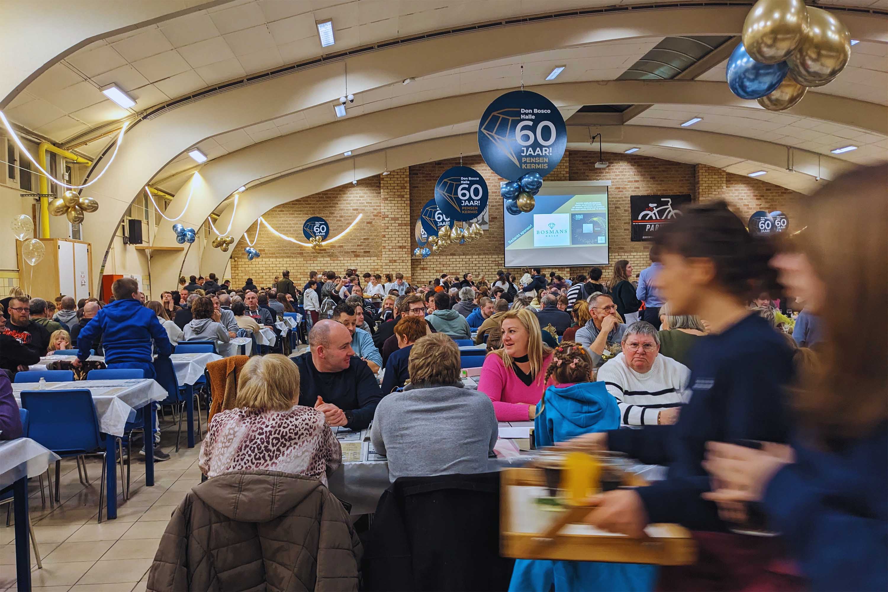 leerlingen bedienen het eten aan bezoekers op de pensenkermis