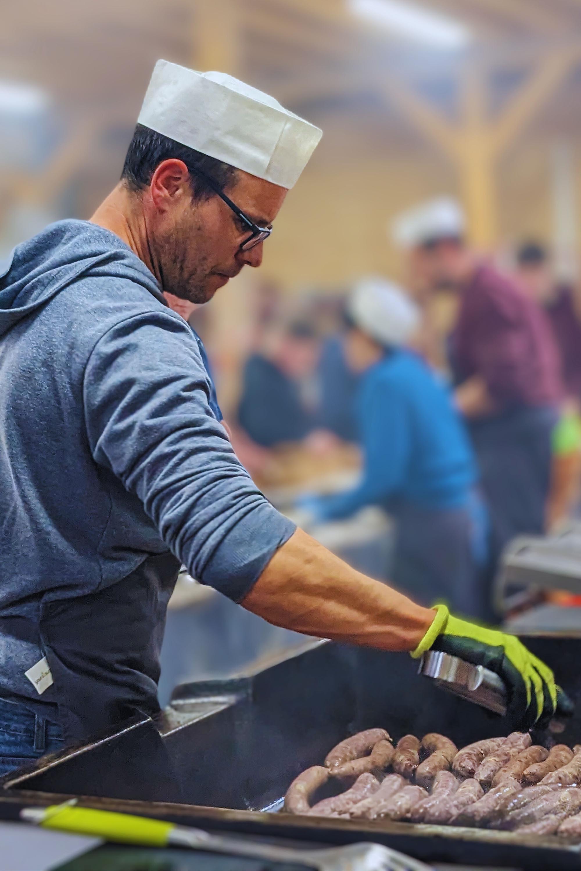 leerkracht bakt pensen in de keuken van de pensenkermis