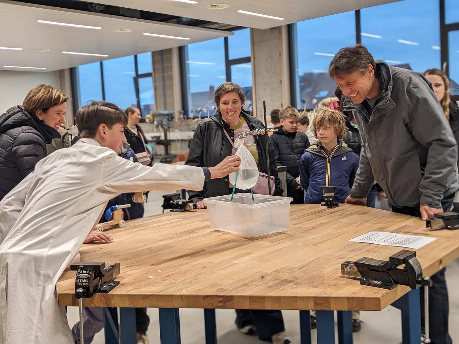 leerling A STEM-wetenschappen toont een proefje aan bezoekers op de infoavond