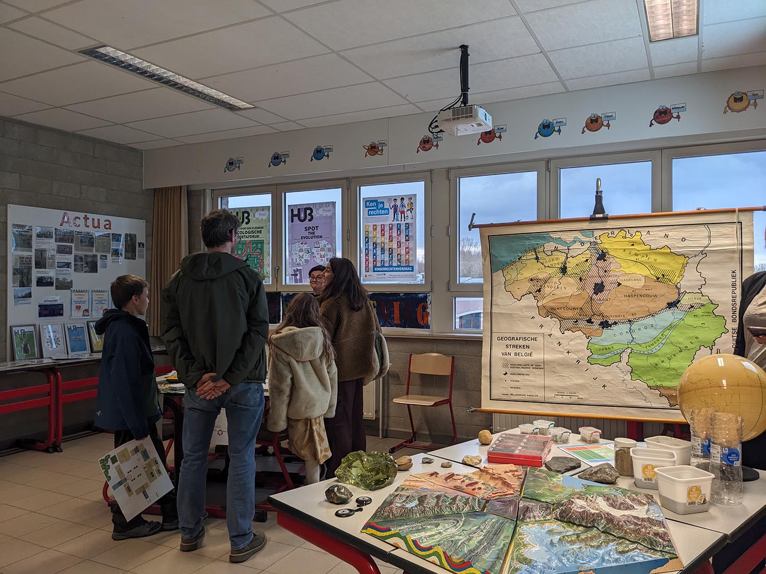 ouders krijgen uitleg in het aardrijkskundelokaal