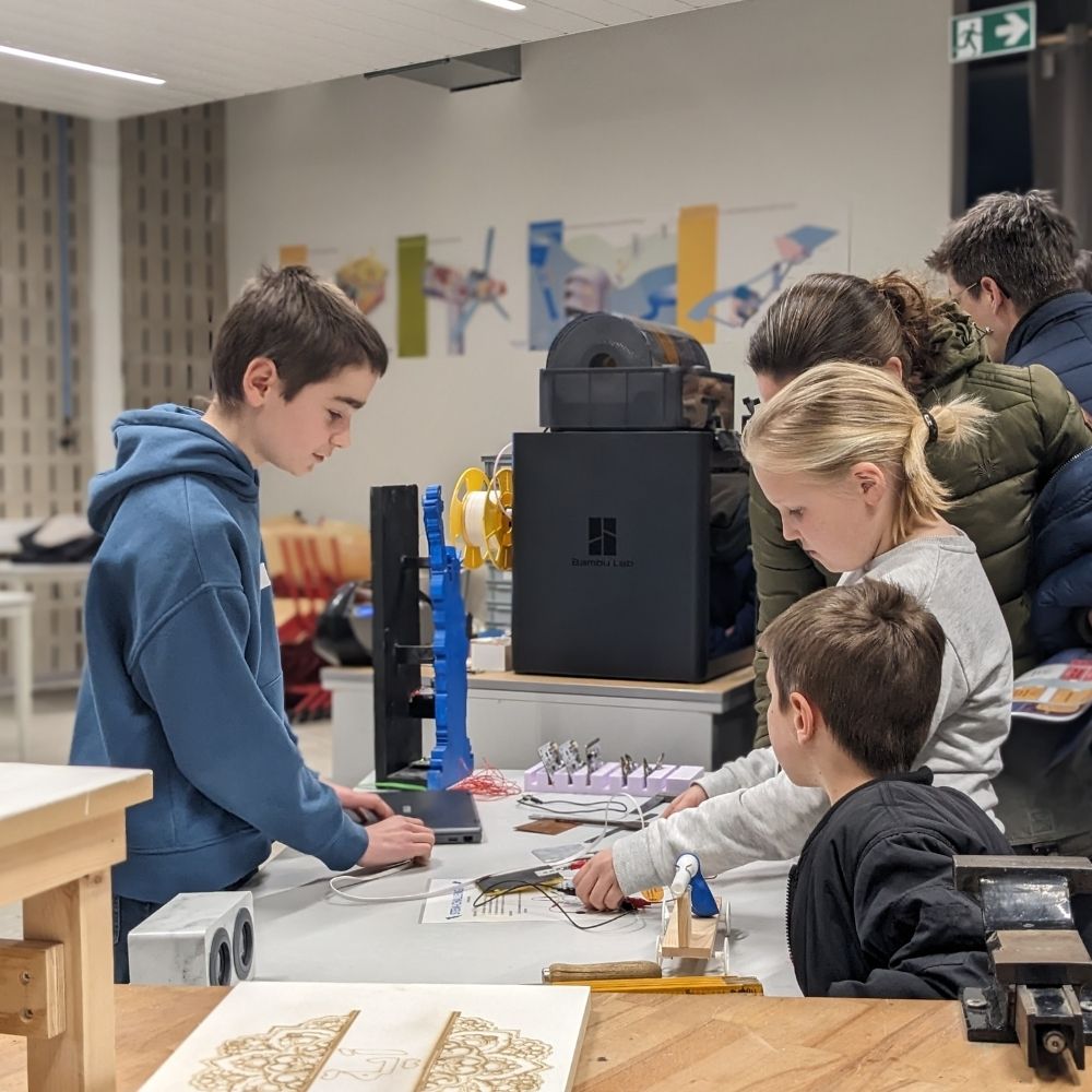 leerling eerste graad geeft uitleg aan bezoekers infoavond