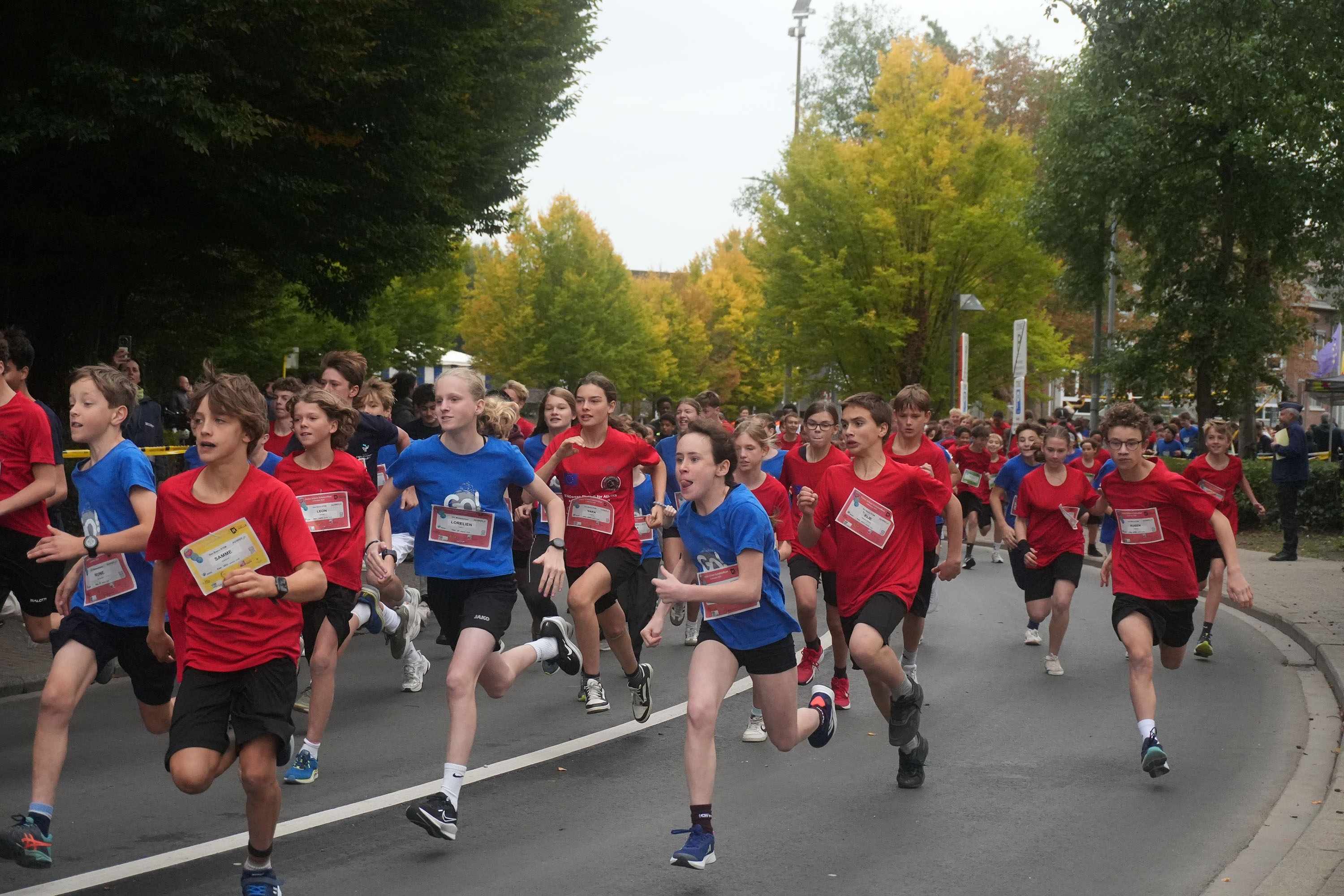 Leerlingen van de verschillende Halse scholen lopen de Urban Run in Halle